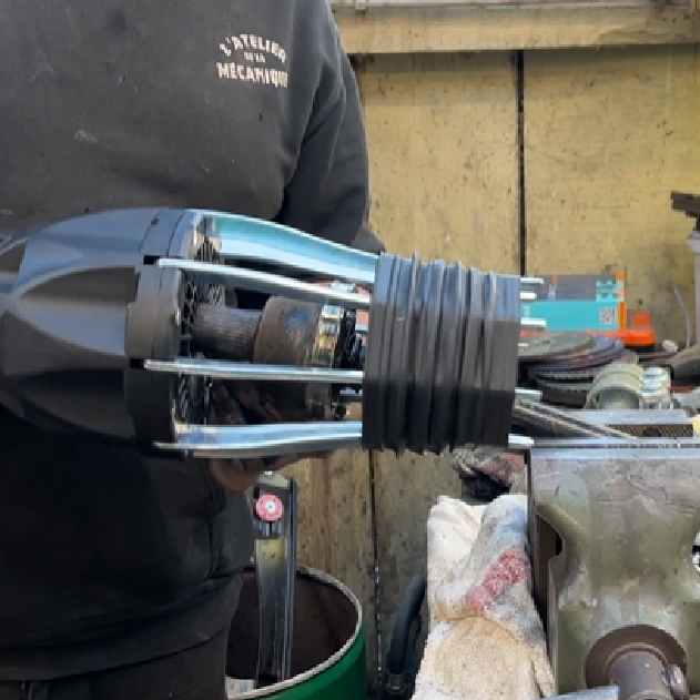 etape 2 - raccorder le purgeur de frein sous le capot sur bocal liquide de freins