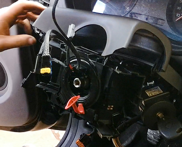 etape-5_brancher et reparer contateur tournant airbag clio 3