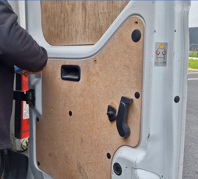 Comment changer la poignée de porte latérale d'un Renault Master 3