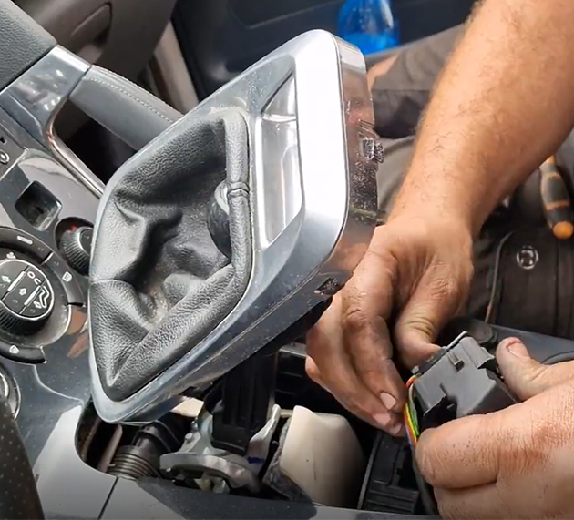 Comment changer le bouton de frein à main sur Peugeot 3008 ?