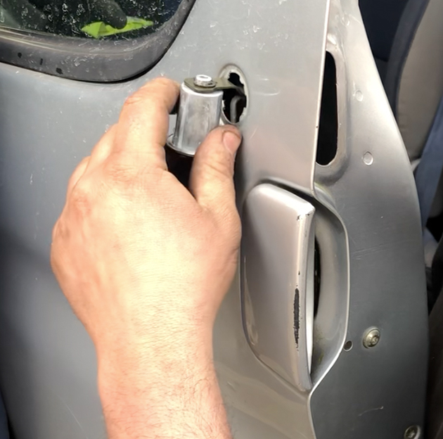 etape-2_installer-le-nouveau-barillet-de-porte-sur-partner